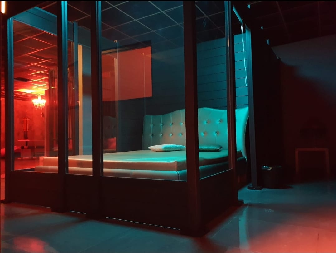 Ambiance de tournage sur fond sombre (visuel d’inspiration)